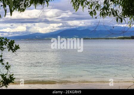 Vista dell'isola di Lombok, Indonesia, sull'isola di Gili Air. Oceano Indiano. Foto Stock