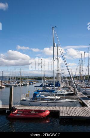 Barche a Rhu Marina sul Gareloch, Scozia sotto il sole estivo. Foto Stock