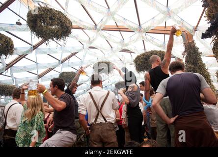 Germania i festeggiatori di Monaco celebrano l'Oktoberfest (Oktoberfest) all'interno delle tende di Theresienwiese. Foto Stock