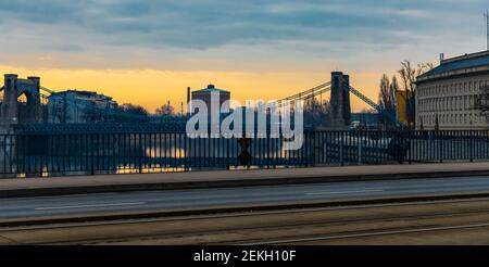 Wroclaw, Polonia - Marzo 19 2020 bella alba sul ponte grunwaldzki e ponte di pace riflesso nel fiume Odra Foto Stock