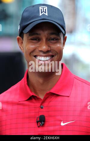 **FOTO DI FILE** Tiger Woods in volo dopo il Rollover Crash. Jimmy Fallon & Tiger Woods partecipa all'EA SPORTS Showdown a Broadway a Miltary Island a Times Square il 25 giugno 2009 a New York City. Credito: Dennis Van Tine/MediaPunch Foto Stock