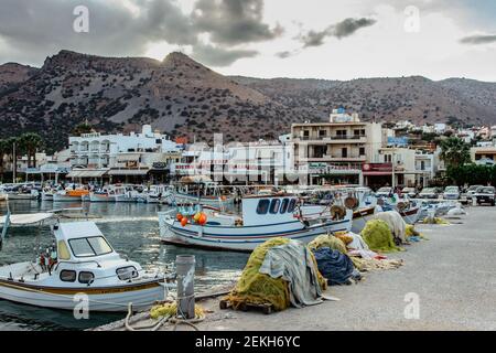 Elounda, Creta - 6 ottobre 2019. Pretty pittoresco villaggio di pescatori con piccolo porto e boats.Traditional greco resort con acqua cristallina Foto Stock