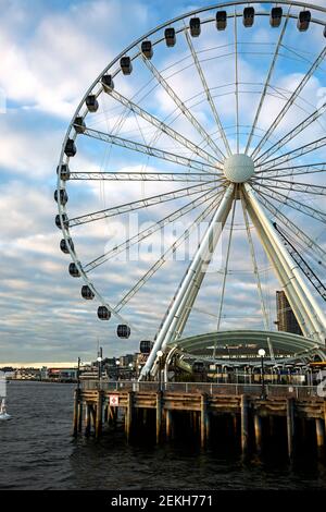 WA19327-00...WASHINGTON - la ruota panoramica di Seattle si trova sul Molo 57 sulla Elliot Bay. Foto Stock