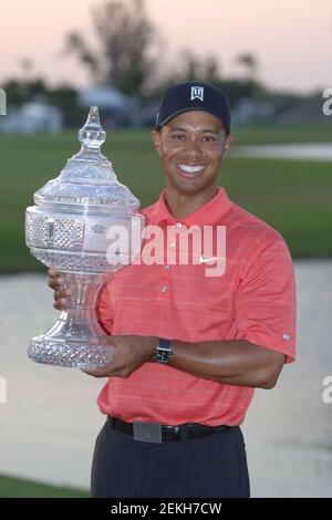 **FOTO DI FILE** Tiger Woods in volo dopo il Rollover Crash. MIAMI, FL - MAGGIO 29: FOTO DI ARCHIVIO - IL MEGLIO DI TIGER WOODS - Memorial Day weekend, Tiger Woods arrestato su DWI il 29 maggio 2016 a Miami, Florida. People: Tiger Woods Transmission Ref: MNC Credit: Hoo-Me.com/MediaPunch Foto Stock