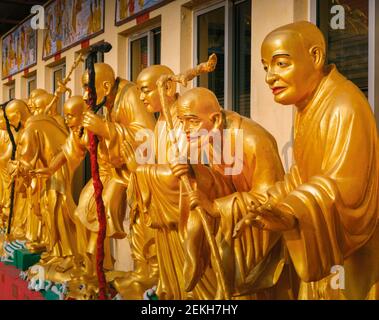 Hong Kong, Cina. Mostra di Buddha al monastero di diecimila Buddha a Pai Tau Tsuen, Sha Tin, nei nuovi territori. Foto Stock