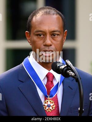 **FOTO DI FILE** Tiger Woods in volo dopo il Rollover Crash. Il golfista professionista Tiger Woods fa delle osservazioni dopo aver accettato la Medaglia presidenziale della libertà dal presidente degli Stati Uniti Donald J. Trump nel Rose Garden della Casa Bianca a Washington, DC il 6 maggio 2019. La medaglia presidenziale della libertà è un premio conferito dal presidente degli Stati Uniti per riconoscere le persone che hanno dato "un contributo particolarmente meritevole alla sicurezza o agli interessi nazionali degli Stati Uniti, alla pace nel mondo, alla cultura o ad altri importanti sforzi pubblici o privati". Credito: Ron Sachs / Foto Stock