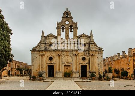 Monastero ortodosso di Arkadi, Creta, Grecia. Chiesa barocca veneziana al centro del cortile di Moni Arkadiou.National simbolo della libertà cretese Foto Stock