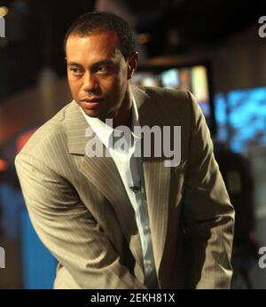 **FOTO DI FILE** Tiger Woods in volo dopo il Rollover Crash. 15 marzo 2012 Tiger Woods a Good Morning America per parlare e giocare la nuova versione di EA Sports Tiger Woods PGA Tour 13 su XBOX 360 a New York City.Credit:RW/Mediapunchinc.com Foto Stock