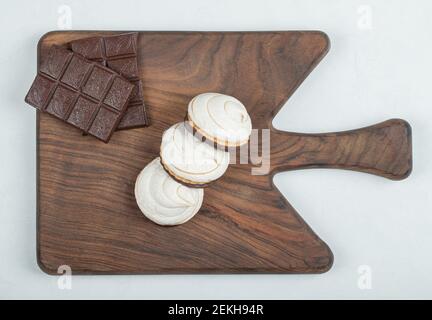 Deliziosi cupcake con barrette di cioccolato su un tavolo di legno Foto Stock