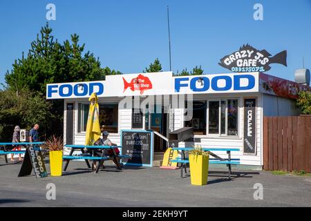 Kaikoura, Nuova Zelanda, Febbraio 20 2021: Crazy JJ's Cafe e negozio di Takeaways che fornisce pesce e patatine ai turisti e alla gente del posto Foto Stock