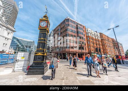 Londra, UK - 24 giugno 2018: Torre dell'Orologio di Little ben su Victoria Street, Victoria Palace Theatre, teatro con molti pedoni Foto Stock