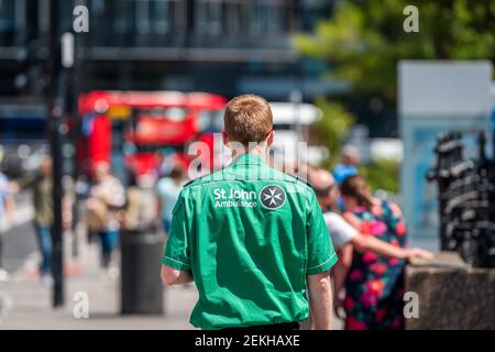 Londra, Regno Unito - 25 giugno 2018: Ponte pedonale Westminster con le persone nel centro della città dall'ospedale St. Thomas e segno sulla camicia di ambulanza Foto Stock