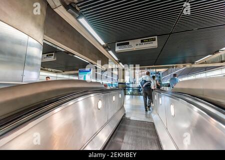 Londra, Regno Unito - 26 giugno 2018: Pendolari e scale mobili all'interno della metropolitana durante il tragitto mattutino a Canary Wharf Foto Stock