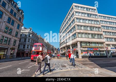 Londra, Regno Unito - 26 giugno 2018: Vista grandangolare della strada nel centro della città su Ludgate Hill con negozi per sport diretti Foto Stock