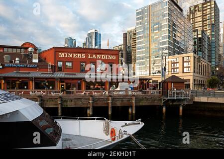 WA19332-00...WASHINGTON - Miner's Landing sul Molo 57 e una nave da crociera Argosy nella baia tra il Molo 57 e il Molo 56. 2021 Foto Stock