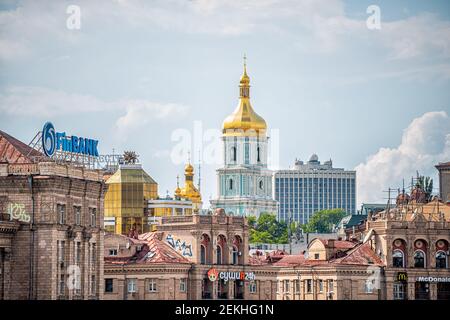 Kiev, Ucraina - 12 agosto 2018: Paesaggio urbano di Kiev, Ucraina sulla piazza dell'Indipendenza, città di Maidan Nezalezhnosti con cupola della chiesa d'oro cupola Foto Stock