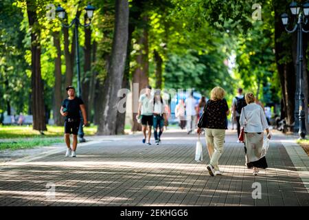 Kiev, Ucraina - 12 agosto 2018: La gente Ucraina candida residenti locali a piedi nel centro di Mariinskyi Park, Kiev in strada vicolo estate Foto Stock