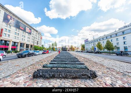 Varsavia, Polonia - 22 agosto 2018: Nuova strada cittadina con Monumento ai caduti e assassinato in Oriente e nomi con scultura vista grandangolare Foto Stock