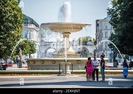 Varsavia, Polonia - 23 agosto 2018: Turisti in piazza fontana d'acqua in estate Saxon Gardens Park con spruzzatura di sculture spruzzi Foto Stock