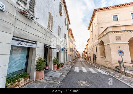 Chiusi, Italia - 25 agosto 2018: Strada con indicazione per Pasticceria bar ristorante in piccolo borgo toscano e architettura in pietra Foto Stock