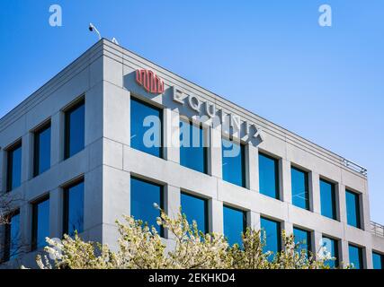 Redwood City, CA, USA - 10 febbraio 2021: Primo piano di un edificio della sede centrale di Equinix. Equinix è specializzata in connessione a Internet e data center Foto Stock