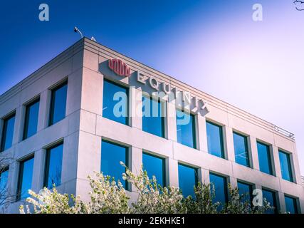 Redwood City, CA, USA - 10 febbraio 2021: Primo piano di un edificio della sede centrale di Equinix. Equinix è specializzata in connessione a Internet e possiede 220+ Inte Foto Stock