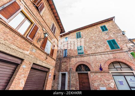 Chiusi, Italia - 25 agosto 2018: Strada in piccolo borgo storico medievale in Toscana senza mura in pietra e segno per la viola club etrus Foto Stock