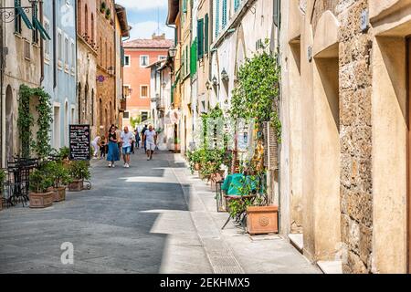 San Quirico D'Orcia, Italia - 26 agosto 2018: Vicolo stretto in piccolo borgo storico medievale in Toscana durante la soleggiata giornata estiva e la peopl Foto Stock