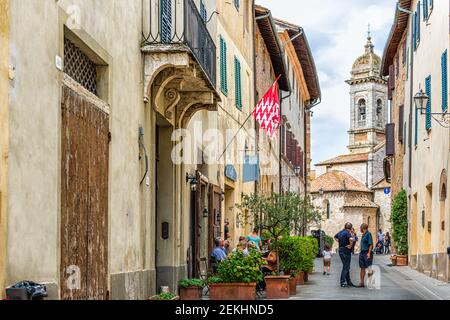 San Quirico D'Orcia, Italia - 26 agosto 2018: Strada strada piccolo borgo storico medievale in Toscana e famoso campanile tra vicolo w Foto Stock