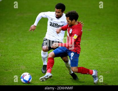 Duane Holmes di Huddersfield Town (a destra) e Nathan Byrne della contea di Derby combattono per la palla durante la partita del campionato Sky Bet al Pride Park, Derby. Data immagine: Martedì 23 febbraio 2021. Foto Stock