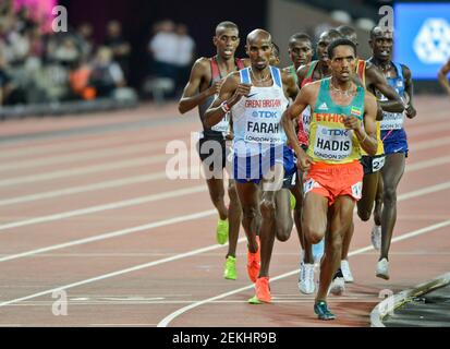 Abadi Hadis (Etiopia), Mo Farah (Gran Bretagna, medaglia d'oro). 10000 metri uomini - Campionati del mondo IAAF Londra 2017 Foto Stock