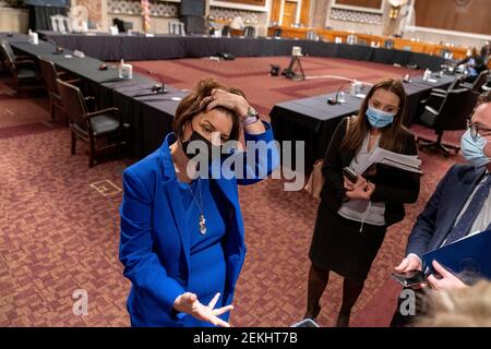 Il senatore degli Stati Uniti Amy Klobuchar (democratico del Minnesota), presidente della commissione per le regole e l'amministrazione del Senato degli Stati Uniti, parla con i giornalisti a seguito di un'audizione congiunta sulla sicurezza interna del Senato e gli affari governativi e le regole del Senato e l'amministrazione su Capitol Hill, Washington, martedì 23 febbraio 2021, Esaminare l'attacco del 6 gennaio al Capitol.Credit: Andrew Harnik/Pool via CNP | utilizzo in tutto il mondo Foto Stock