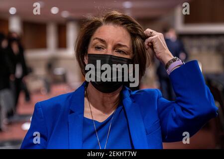 Il senatore degli Stati Uniti Amy Klobuchar (democratico del Minnesota), presidente della commissione per le regole e l'amministrazione del Senato degli Stati Uniti, parla con i giornalisti a seguito di un'audizione congiunta sulla sicurezza interna del Senato e gli affari governativi e le regole del Senato e l'amministrazione su Capitol Hill, Washington, martedì 23 febbraio 2021, Esaminare l'attacco del 6 gennaio al Capitol.Credit: Andrew Harnik/Pool via CNP | utilizzo in tutto il mondo Foto Stock