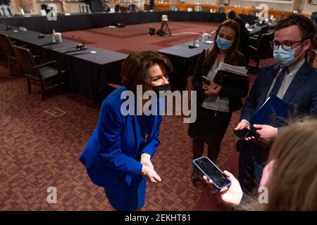 Il senatore degli Stati Uniti Amy Klobuchar (democratico del Minnesota), presidente della commissione per le regole e l'amministrazione del Senato degli Stati Uniti, parla con i giornalisti a seguito di un'audizione congiunta sulla sicurezza interna del Senato e gli affari governativi e le regole del Senato e l'amministrazione su Capitol Hill, Washington, martedì 23 febbraio 2021, Esaminare l'attacco del 6 gennaio al Capitol.Credit: Andrew Harnik/Pool via CNP | utilizzo in tutto il mondo Foto Stock