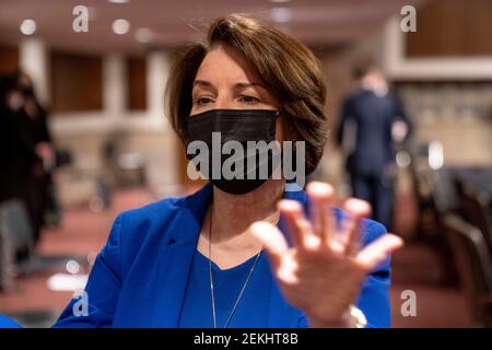 Il senatore degli Stati Uniti Amy Klobuchar (democratico del Minnesota), presidente della commissione per le regole e l'amministrazione del Senato degli Stati Uniti, parla con i giornalisti a seguito di un'audizione congiunta sulla sicurezza interna del Senato e gli affari governativi e le regole del Senato e l'amministrazione su Capitol Hill, Washington, martedì 23 febbraio 2021, Esaminare l'attacco del 6 gennaio al Capitol.Credit: Andrew Harnik/Pool via CNP | utilizzo in tutto il mondo Foto Stock