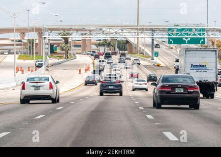 Miami, USA - 2 maggio 2018: Molte auto che guidano sulla strada statale Palmetto Expressway con ponti di cavalcavia per le uscite in Florida vicino a 826 tol di sunpass Foto Stock