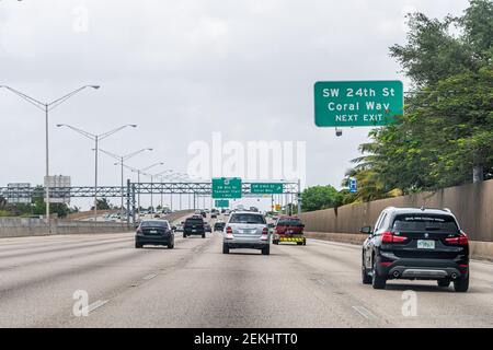 Miami, USA - 2 maggio 2018: Strada strada strada strada strada statale cartelli verdi per Palmetto Expressway in Florida con SW 24th strada Coral Way e Tamiami uscita sentiero DIRE Foto Stock