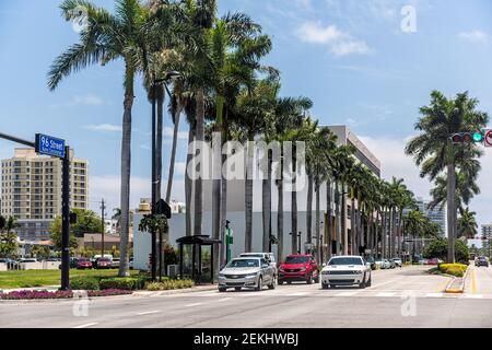 Bay Harbor Islands, USA - 8 maggio 2018: Intersezione di 96 e West Bay Harbor Drive Street nella contea di Miami Dade, Florida con auto che guidano su strada wit Foto Stock