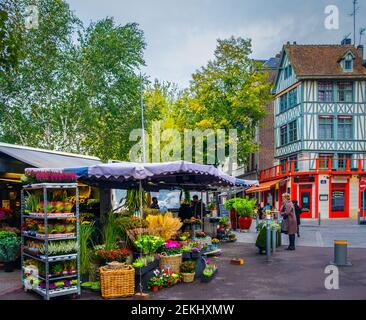 Rouen, Francia, ottobre 2020, vista di una bancarella di fiori alla 'Place du vieux Marché ' nella parte vecchia della città Foto Stock