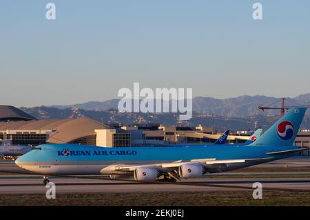 Korean Air Cargo Boeing 747 in rullaggio subito dopo l'atterraggio all'aeroporto internazionale di Los Angeles (LAX). Foto Stock