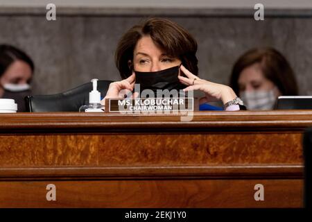 Il senatore degli Stati Uniti Amy Klobuchar (democratico del Minnesota), presidente della commissione per le regole e l'amministrazione del Senato degli Stati Uniti, è presente in un'audizione congiunta sulla sicurezza interna e gli affari governativi e sulle regole del Senato e sull'amministrazione di Capitol Hill, Washington, martedì 23 febbraio 2021, Esaminare l'attacco del 6 gennaio al Campidoglio. Credit: Andrew Harnik/Pool via CNP | utilizzo in tutto il mondo Foto Stock