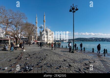 La Moschea Ortakoy nel quartiere Besiktas di Istanbul, Turchia Foto Stock