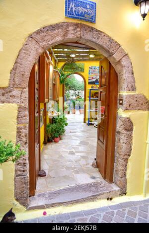 La Canea, Grecia - 14 Giugno 2018 : la Canea Old Town vista strada. La Canea è una popolare attrazione turistica in Grecia. Foto Stock