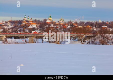 Vista panoramica della vecchia città russa di Zaraysk. In primo piano è un ponte sul fiume Sturgeon Foto Stock