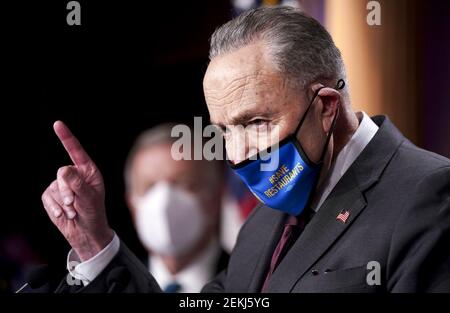 Washington DC, Stati Uniti. 23 Feb 2021. Il leader della maggioranza del Senato Chuck Schumer, D-NY, parla durante una conferenza stampa sul soccorso COVID-19 presso il Campidoglio degli Stati Uniti martedì 23 febbraio 2021. Il pacchetto di stimoli da 1.9 trilioni di dollari del presidente Joe Biden è destinato a un voto in Aula più avanti questa settimana. Photo by Leigh Vogel/UPI Credit: UPI/Alamy Live News Foto Stock