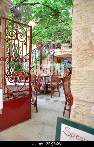 La Canea, Grecia - 14 Giugno 2018 : la Canea Old Town vista strada. La Canea è una popolare attrazione turistica in Grecia. Foto Stock