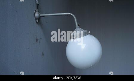 Una grande lampadina sferica sulla parete Foto Stock