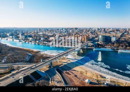 Ponte Voroshilovskiy sopra il fiume Don e Rostov su Don vista panoramica aerea della bella città invernale russa. Foto Stock