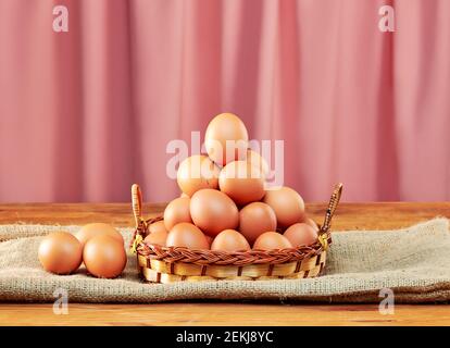 uovo di pollo da primo piano in studio Foto Stock