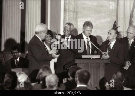 Nelson Mandela riceve la medaglia d'oro del Congresso dal presidente degli Stati Uniti Clinton, come presidente della Casa Newt Gingrich, Senatore Strom Thurmond, Congresswoman Maxine Waters e altri guardano sopra, Washington, D.C., USA, Rebecca Roth, 23 settembre 1998 Foto Stock